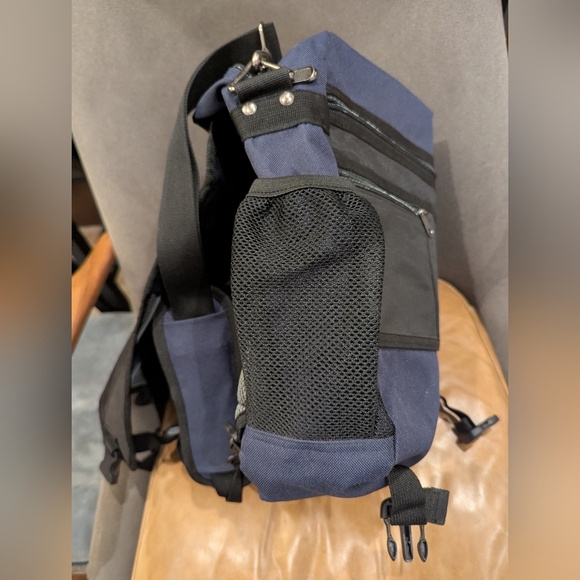 NHL Toronto Maple Leaf convertible backpack Messenger Bag - Picture 11 of 14